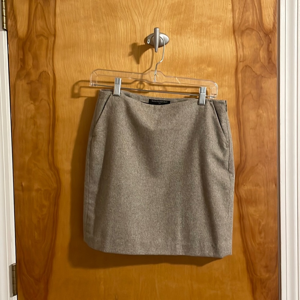 Banana Republic tan wool blend mini skirt, size 2